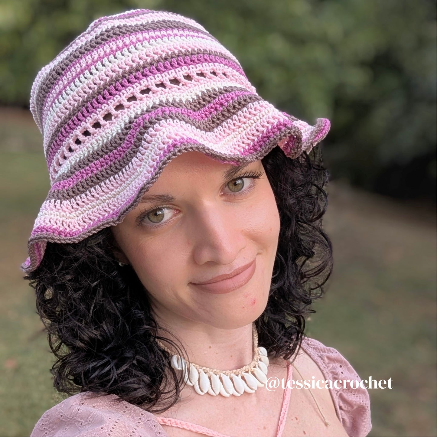 Waves Bucket Hat English Pattern