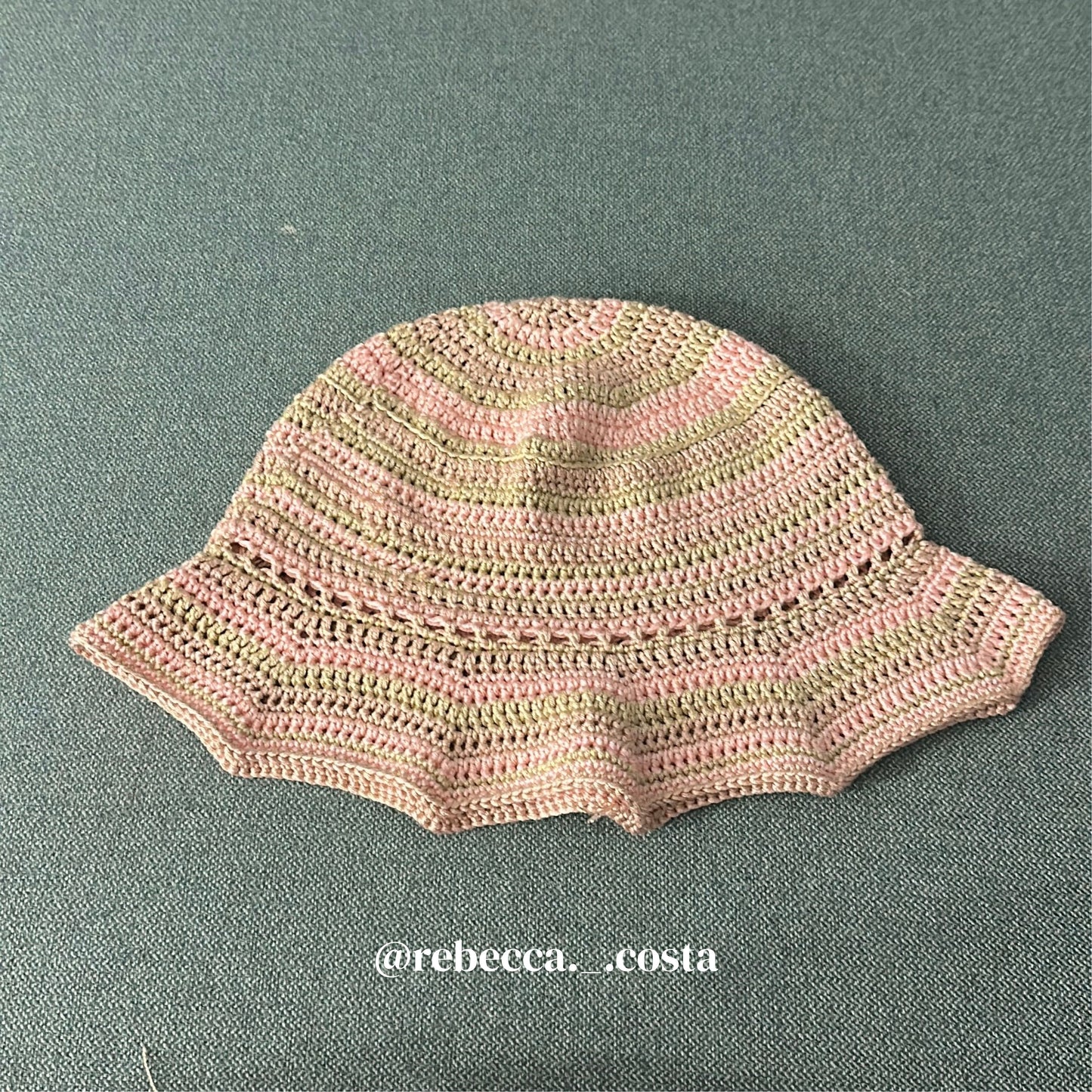 Waves Bucket Hat English Pattern