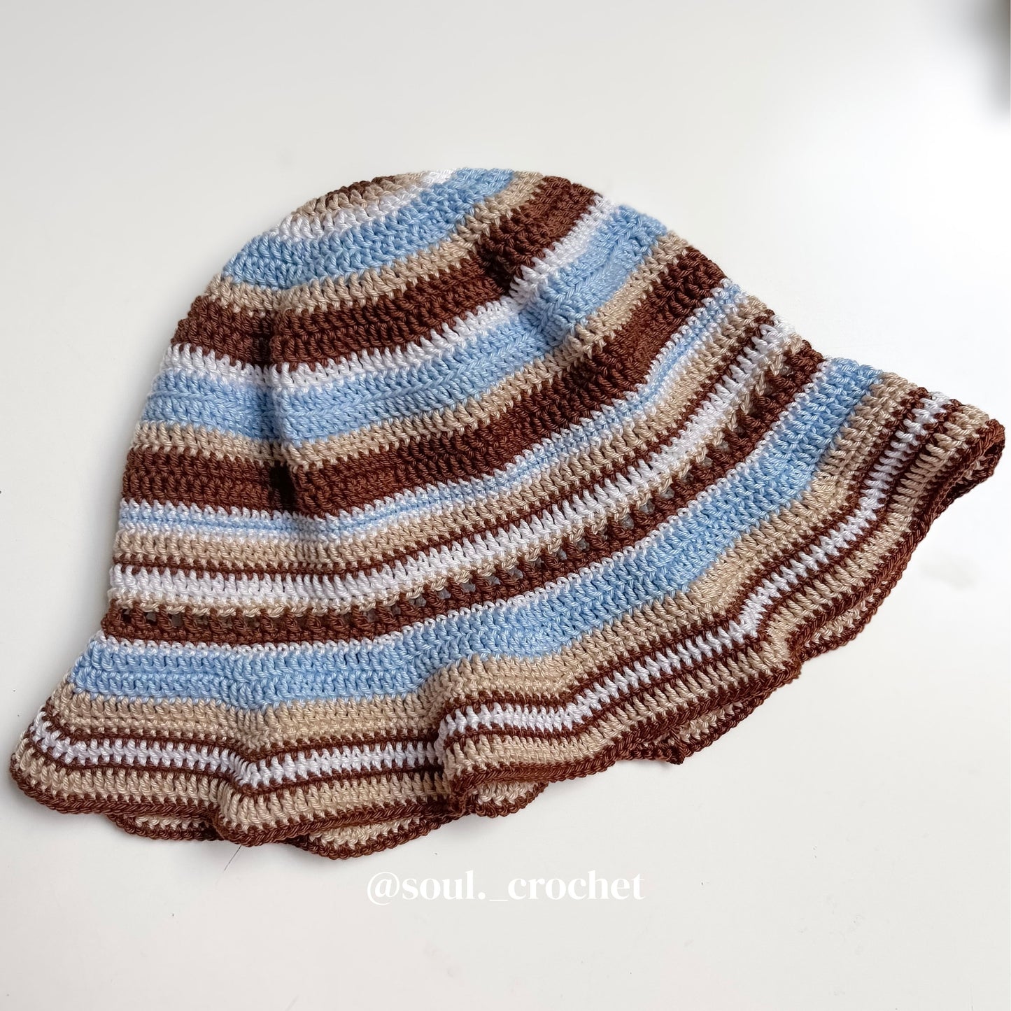 Waves Bucket Hat English Pattern