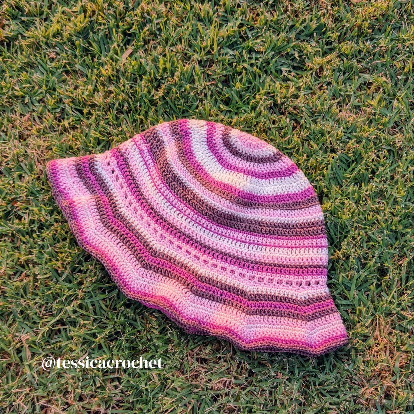 Waves Bucket Hat English Pattern