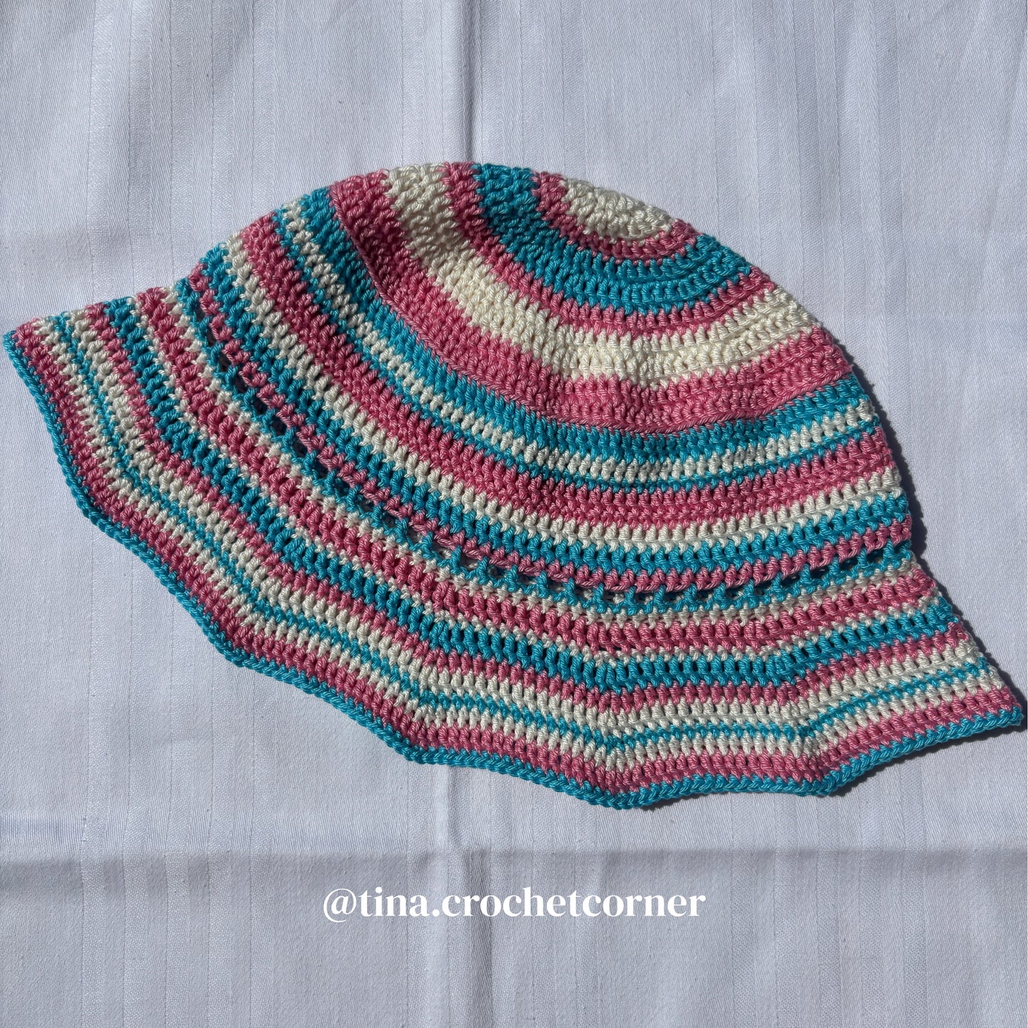 Waves Bucket Hat English Pattern